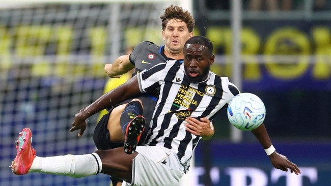 Soccer Football - Serie A - Inter Milan v Udinese - San Siro, Milan, Italy - September 14, 2026 Udinese's Keinan Davis in action with Inter Milan's John Stones REUTERS/Claudia Greco