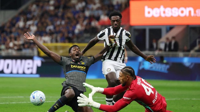 Soccer Football - Serie A - Inter Milan v Udinese - San Siro, Milan, Italy - September 14, 2026 Udinese's Maduka Okoye and James Abankwah in action with Inter Milan's Marcus Thuram REUTERS/Claudia Greco