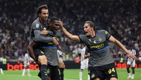 Soccer Football - Serie A - Inter Milan v Udinese - San Siro, Milan, Italy - September 14, 2026 Inter Milan's Ange-Yoan Bonny celebrates scoring their fifth goal with Curtis Jones and Pio Esposito REUTERS/Claudia Greco     TPX IMAGES OF THE DAY