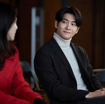Kang Tae Oh Jadi Cameo Spesial di Film The Intern Bareng Han So Hee, Ini Potretnya!