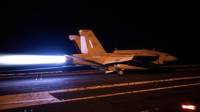 Kapal Induk AS George Washington Meluncurkan Operasi Udara Malam ke Iran