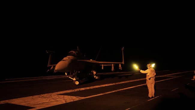 Kapal Induk AS George Washington Meluncurkan Operasi Udara Malam ke Iran