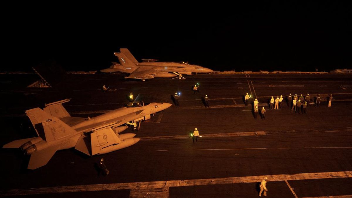 FOTO: Kapal Induk AS Mulai Jadi Target Rudal Balistik Iran
