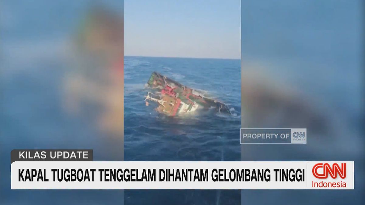 VIDEO: Kapal Tugboat Tenggelam Dihantam Gelombang Tinggi