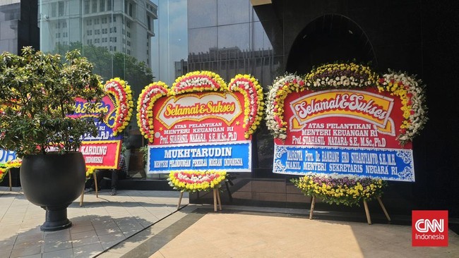 Lobby Kementerian Keuangan pada Selasa (15/9) ini terlihat berbunga. Sejumlah karangan bunga berderet menyambut Menteri Keuangan yang baru, Suahasil Nazara.