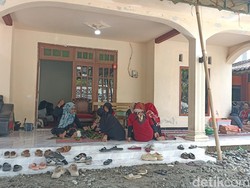Keluarga Menanti Jenazah Korban KM Virgo Transport Asal Malang di Blitar