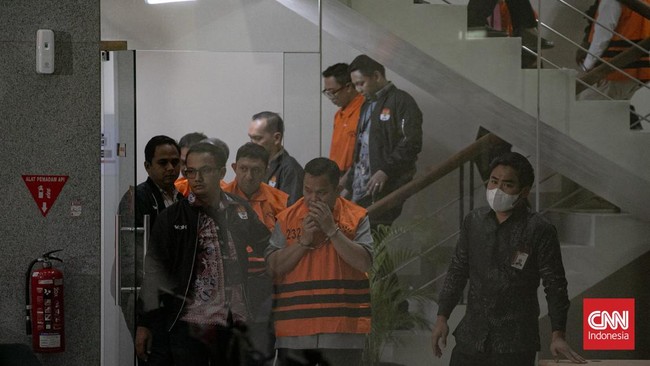 Komisi Pemberantasan Korupsi (KPK) menetapkan delapan orang tersangka terkait kasus dugaan korupsi yang dibongkar melalui Operasi Tangkap Tangan (OTT) di lingkungan Kementerian Agraria dan Tata Ruang/Badan Pertanahan Nasional (ATR/BPN). CNNIndonesia/