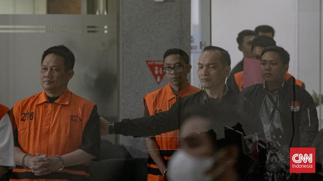 Komisi Pemberantasan Korupsi (KPK) menetapkan delapan orang tersangka terkait kasus dugaan korupsi yang dibongkar melalui Operasi Tangkap Tangan (OTT) di lingkungan Kementerian Agraria dan Tata Ruang/Badan Pertanahan Nasional (ATR/BPN). CNNIndonesia/