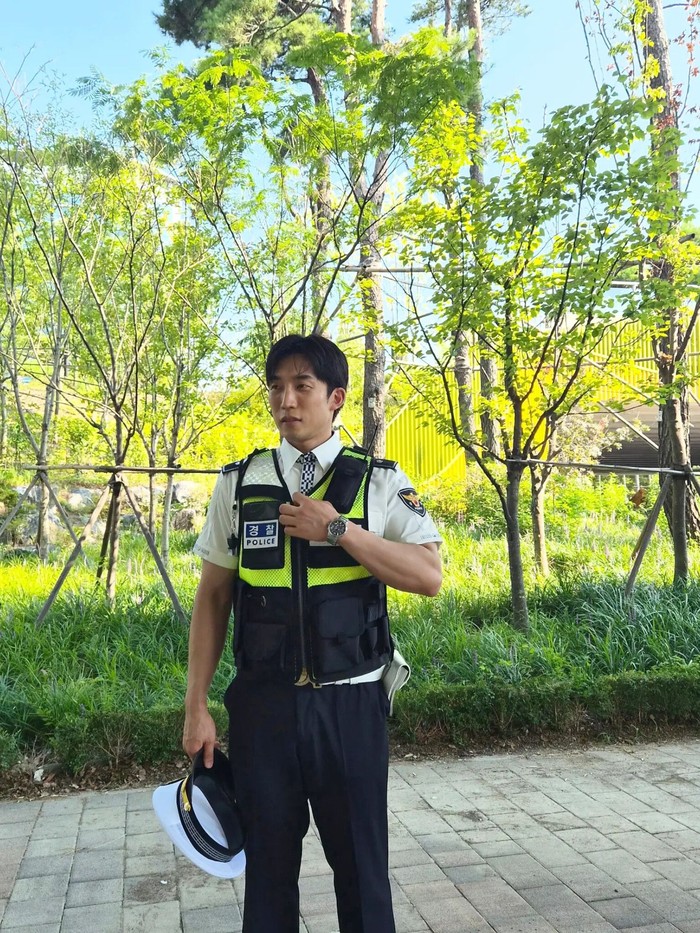 Lee Dong Jin adalah polisi pekerja keras yang selalu diandalkan untuk menyelidiki segala kasus berat sehingga membuatnya dipercaya untuk melacak keberadaan Kingfisher atau penembak jitu legendaris yang identitasnya anonim./ Foto: instagram.com/leesangyi_