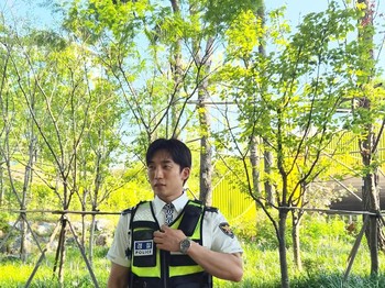 Lee Dong Jin adalah polisi pekerja keras yang selalu diandalkan untuk menyelidiki segala kasus berat sehingga membuatnya dipercaya untuk melacak keberadaan Kingfisher atau penembak jitu legendaris yang identitasnya anonim./ Foto: instagram.com/leesangyi_