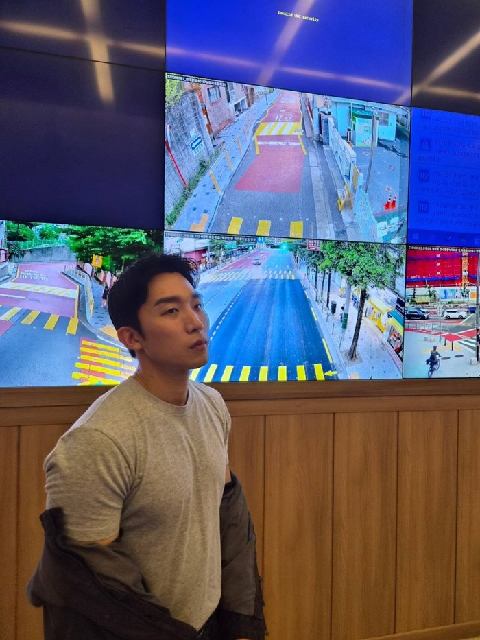 Lee Sang Yi mengaku bahwa dirinya telah membaca habis komik 'A Bona Fide Killer' karya Yoon yang dipublikasikan pertama kali pada 2020 lalu demi menghidupkan dan memahami karakter Lee Dong Jin secara totalitas./ Foto: instagram.com/leesangyi_