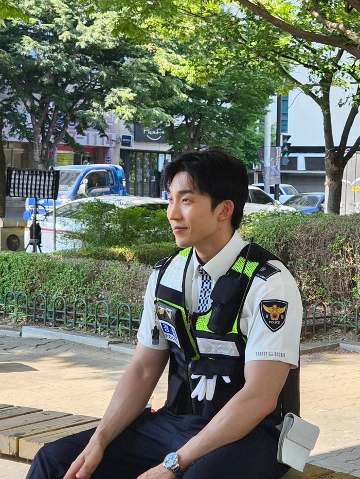 Lee Sang Yi resmi menyelesaikan tugasnya sebagai anggota kepolisian sejak drama terbaru yang diperankannya yakni 'A Bona Fide Killer' tamat dengan mencetak rating dua digit sebesar 10,7% pada (12/9) kemarin./ Foto: instagram.com/leesangyi_