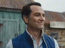 Matthew Rhys Cetak Sejarah Emmy Awards: Dua Piala Aktor Utama di Satu Malam