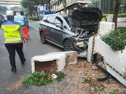 Mobil Tabrak Pembatas Jalur Sepeda di Sudirman Pagi Ini, Lalin Macet