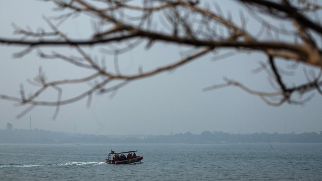 Rescuers ride in a rubber boat as search-and-rescue operations continue for missing journalists and boat crew members who lost contact while covering the eruptions of the Mount Anak Krakatau volcano in the Sunda Strait last week, in Carita, Pandeglan