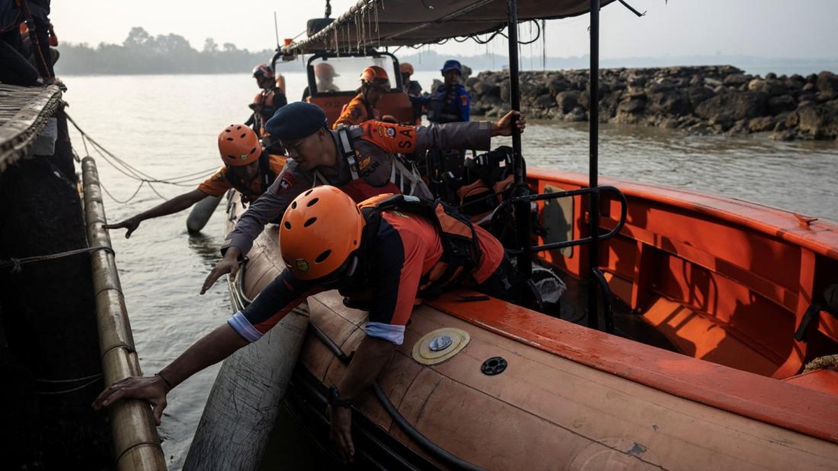 Rescuers board a rubber boat as search-and-rescue operations continue for missing journalists and boat crew members who lost contact while covering the eruptions of the Mount Anak Krakatau volcano in the Sunda Strait last week, in Carita, Pandeglang