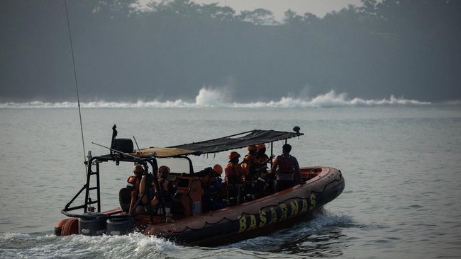 Rescuers travel by boat as search-and-rescue operations continue for missing journalists and boat crew members who lost contact while covering the eruptions of Mount Anak Krakatau in the Sunda Strait last week, in Carita, Pandeglang regency, Banten p