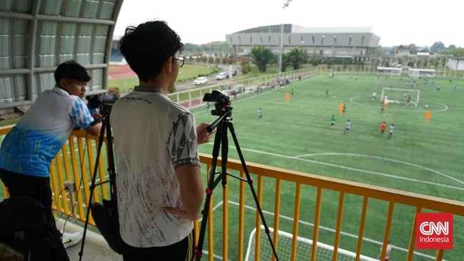 Latihan Papua Football Academy di Mimika Sports Complex, Papua Tengah, Selasa (15/9). (CNN Indonesia/Haryanto Tri Wibowo)