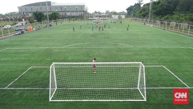 Latihan Papua Football Academy di Mimika Sports Complex, Papua Tengah, Selasa (15/9). (CNN Indonesia/Haryanto Tri Wibowo)