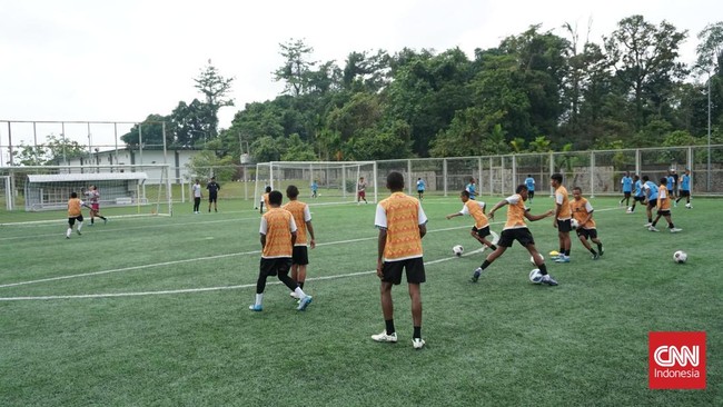 Latihan Papua Football Academy di Mimika Sports Complex, Papua Tengah, Selasa (15/9). (CNN Indonesia/Haryanto Tri Wibowo)