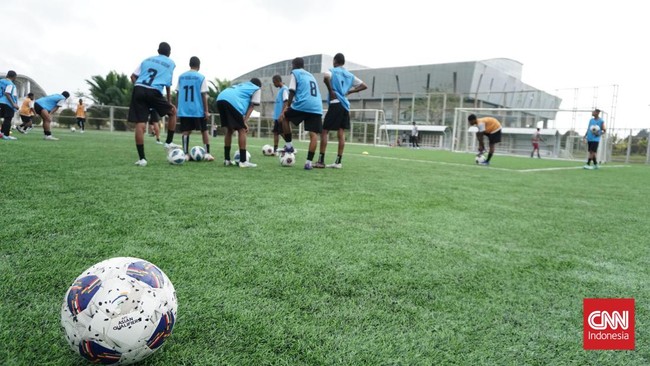 Latihan Papua Football Academy di Mimika Sports Complex, Papua Tengah, Selasa (15/9). (CNN Indonesia/Haryanto Tri Wibowo)