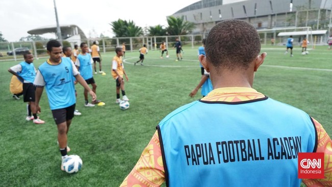Latihan Papua Football Academy di Mimika Sports Complex, Papua Tengah, Selasa (15/9). (CNN Indonesia/Haryanto Tri Wibowo)