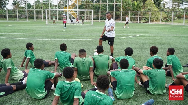 Latihan Papua Football Academy di Mimika Sports Complex, Papua Tengah, Selasa (15/9). (CNN Indonesia/Haryanto Tri Wibowo)