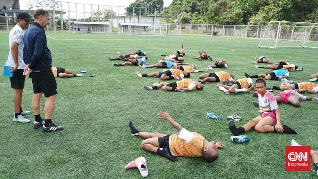 Latihan Papua Football Academy di Mimika Sports Complex, Papua Tengah, Selasa (15/9). (CNN Indonesia/Haryanto Tri Wibowo)