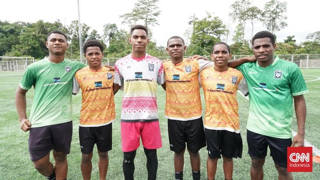 Latihan Papua Football Academy di Mimika Sports Complex, Papua Tengah, Selasa (15/9). (CNN Indonesia/Haryanto Tri Wibowo)