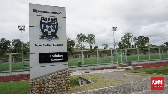 Latihan Papua Football Academy di Mimika Sports Complex, Papua Tengah, Selasa (15/9). (CNN Indonesia/Haryanto Tri Wibowo)