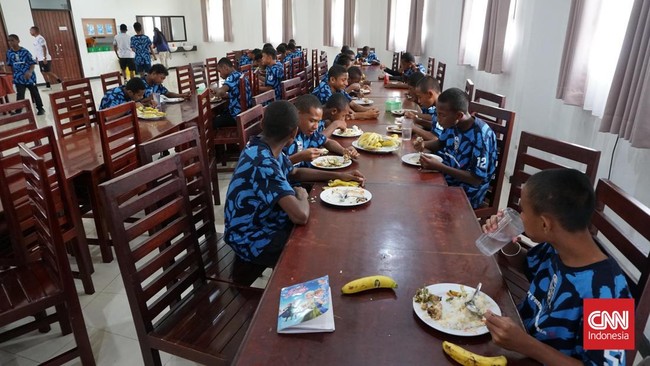 Latihan Papua Football Academy di Mimika Sports Complex, Papua Tengah, Selasa (15/9). (CNN Indonesia/Haryanto Tri Wibowo)