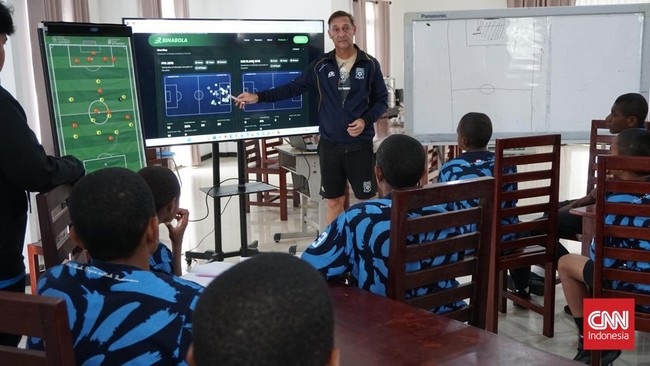 Latihan Papua Football Academy di Mimika Sports Complex, Papua Tengah, Selasa (15/9). (CNN Indonesia/Haryanto Tri Wibowo)