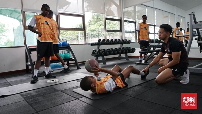 Latihan Papua Football Academy di Mimika Sports Complex, Papua Tengah, Selasa (15/9). (CNN Indonesia/Haryanto Tri Wibowo)