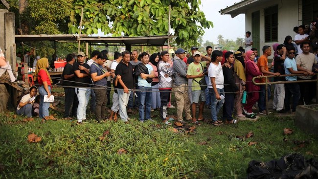 People queue to vote in the first parliamentary elections of the Bangsamoro Autonomous Region in Muslim Mindanao (BARMM) in Cotabato City, Philippines, September 14, 2026. REUTERS/Manman Dejeto