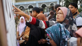 People look for their precincts during the first parliamentary elections of the Bangsamoro Autonomous Region in Muslim Mindanao (BARMM) in Pahamuddin, Cotabato, Philippines, September 14, 2026. REUTERS/Manman Dejeto