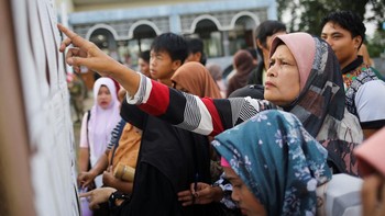 People look for their precincts during the first parliamentary elections of the Bangsamoro Autonomous Region in Muslim Mindanao (BARMM) in Pahamuddin, Cotabato, Philippines, September 14, 2026. REUTERS/Manman Dejeto