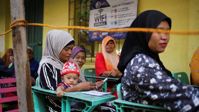 Women wait to cast their votes during the first parliamentary elections of the Bangsamoro Autonomous Region in Muslim Mindanao (BARMM) in Pahamuddin, Cotabato, Philippines, September 14, 2026. REUTERS/Manman Dejeto