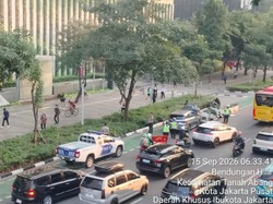 Sejumlah Rute TransJ Terlambat Imbas Mobil Tabrak Pembatas Jalan di Sudirman