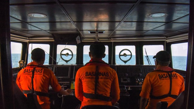 Petugas Basarnas KN SAR Antasena melakukan pengamatan saat operasi pencarian lima jurnalis dan tiga awak kapal yang hilang kontak di perairan Selat Sunda, Banten, Selasa (15/9/2026). Hari kedelapan pencarian, tim SAR gabungan membagi wilayah operasi