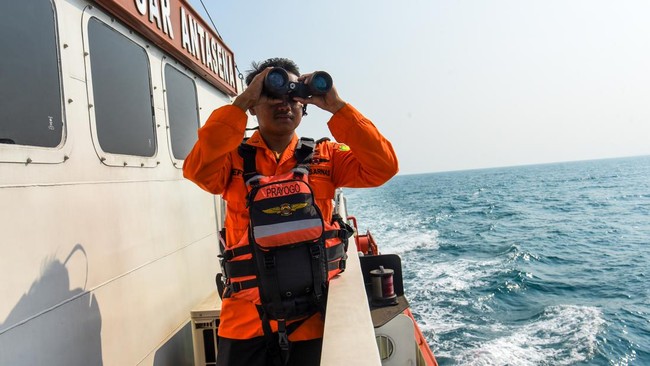 Petugas Basarnas KN SAR Antasena melakukan pengamatan saat operasi pencarian lima jurnalis dan tiga awak kapal yang hilang kontak di perairan Selat Sunda, Banten, Selasa (15/9/2026). Hari kedelapan pencarian, tim SAR gabungan membagi wilayah operasi