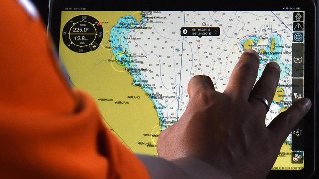 Petugas Basarnas KN SAR Antasena melakukan navigasi laut saat operasi pencarian lima jurnalis dan tiga awak kapal yang hilang kontak di perairan Selat Sunda, Banten, Selasa (15/9/2026). Hari kedelapan pencarian, tim SAR gabungan membagi wilayah opera