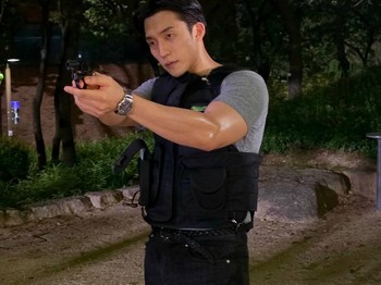 Pencariannya tersebut tidak mudah karena minimnya informasi dan petunjuk mengenai sang penembak jitu. Namun, Lee Dong Jin terus memutar otaknya untuk menata strategi cerdas dan menjaga stamina untuk menyelidiki./ Foto: instagram.com/leesangyi_
