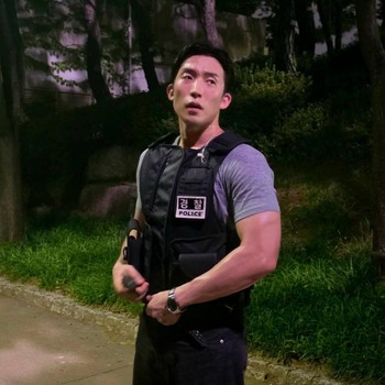Sudah Tamat, Lee Sang Yi Bagikan Perpisahan Melalui 8 Potretnya sebagai Polisi di A Bona Fide Killer
