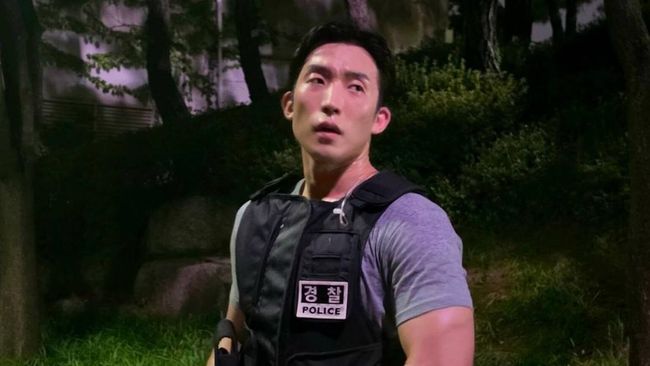 Lee Sang Yi Bagikan Perpisahan Melalui 8 Potretnya sebagai Polisi di A Bona Fide Killer