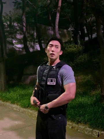 Sudah Tamat, Lee Sang Yi Bagikan Perpisahan Melalui 8 Potretnya sebagai Polisi di A Bona Fide Killer