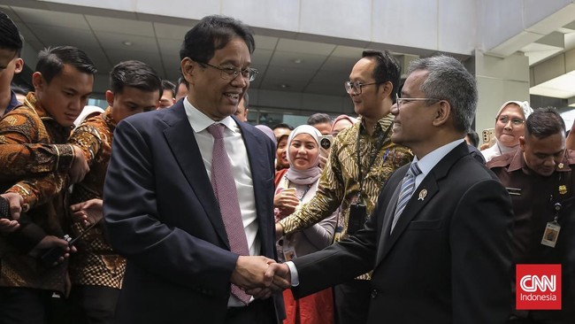 Menteri Keuangan Suahasil Nazara  dan Mantan Menteri Keuangan Purbaya Yudhi Sadewa saat acara Serah Terima Jabatan Menteri Keuangan di Gedung Juanda II, Kementerian Kuangan, Jakarta, Selasa (15/09/2026). CNNIndonesia/Adhi Wicaksono