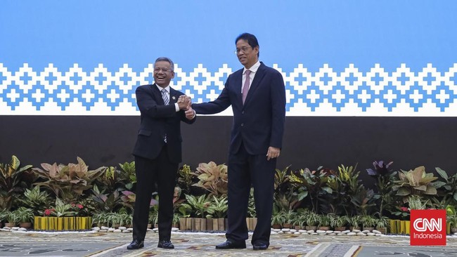 Menteri Keuangan Suahasil Nazara  dan Mantan Menteri Keuangan Purbaya Yudhi Sadewa saat acara Serah Terima Jabatan Menteri Keuangan di Gedung Juanda II, Kementerian Kuangan, Jakarta, Selasa (15/09/2026). CNNIndonesia/Adhi Wicaksono