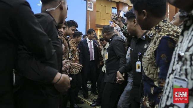 Menteri Keuangan Suahasil Nazara  dan Mantan Menteri Keuangan Purbaya Yudhi Sadewa saat acara Serah Terima Jabatan Menteri Keuangan di Gedung Juanda II, Kementerian Kuangan, Jakarta, Selasa (15/09/2026). CNNIndonesia/Adhi Wicaksono
