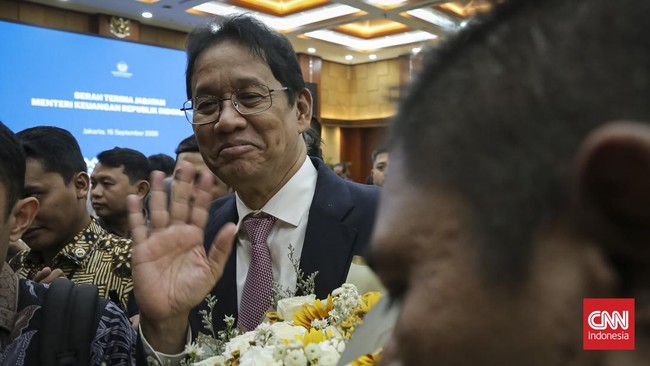 Menteri Keuangan Suahasil Nazara  dan Mantan Menteri Keuangan Purbaya Yudhi Sadewa saat acara Serah Terima Jabatan Menteri Keuangan di Gedung Juanda II, Kementerian Kuangan, Jakarta, Selasa (15/09/2026). CNNIndonesia/Adhi Wicaksono