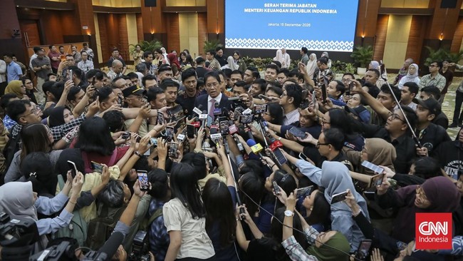 Menteri Keuangan Suahasil Nazara  dan Mantan Menteri Keuangan Purbaya Yudhi Sadewa saat acara Serah Terima Jabatan Menteri Keuangan di Gedung Juanda II, Kementerian Kuangan, Jakarta, Selasa (15/09/2026). CNNIndonesia/Adhi Wicaksono